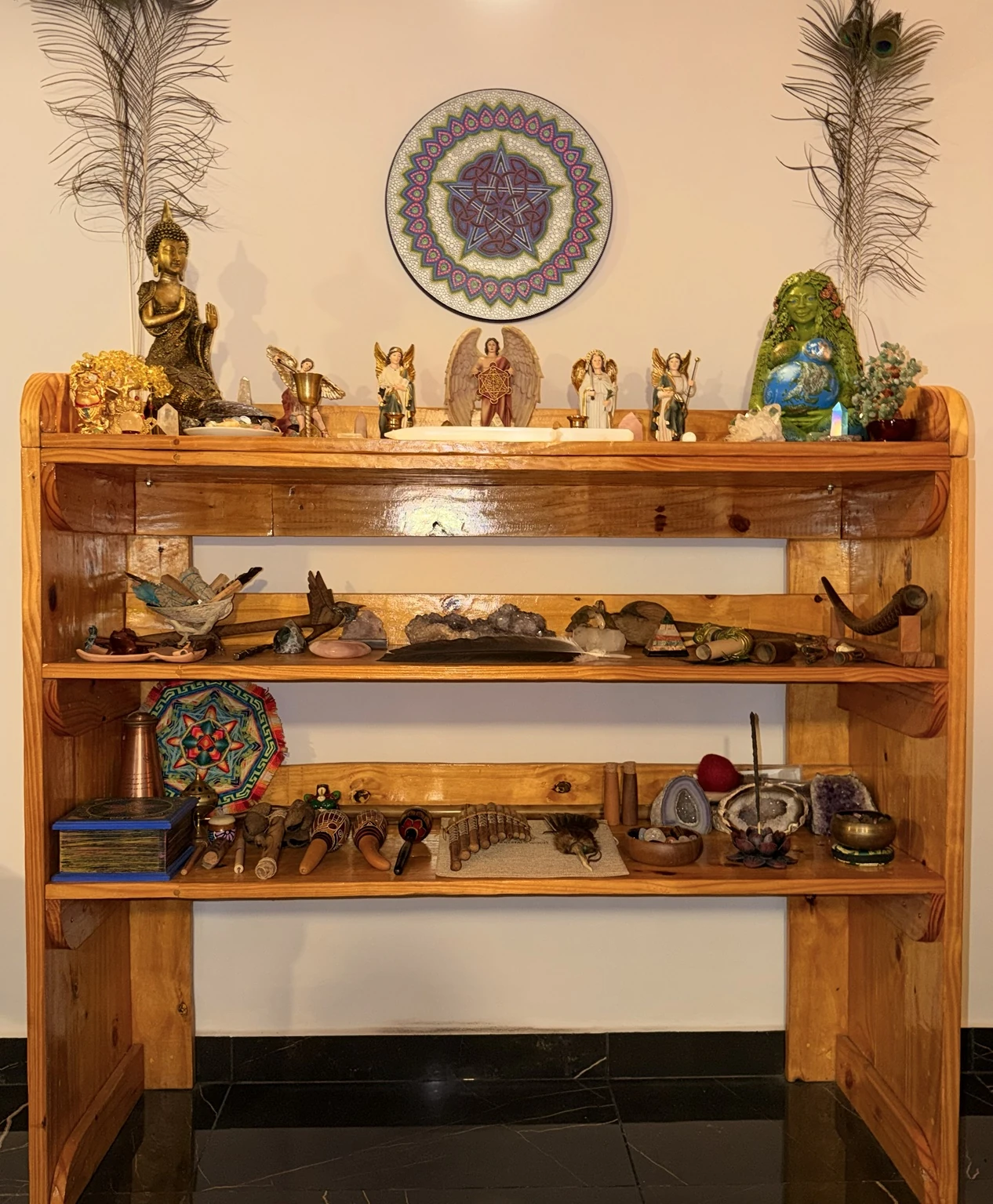 Altar del santuario con figuras espirituales, cristales e instrumentos ancestrales.